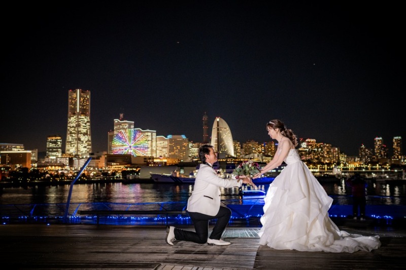 夜景をバックにプロポーズ♡