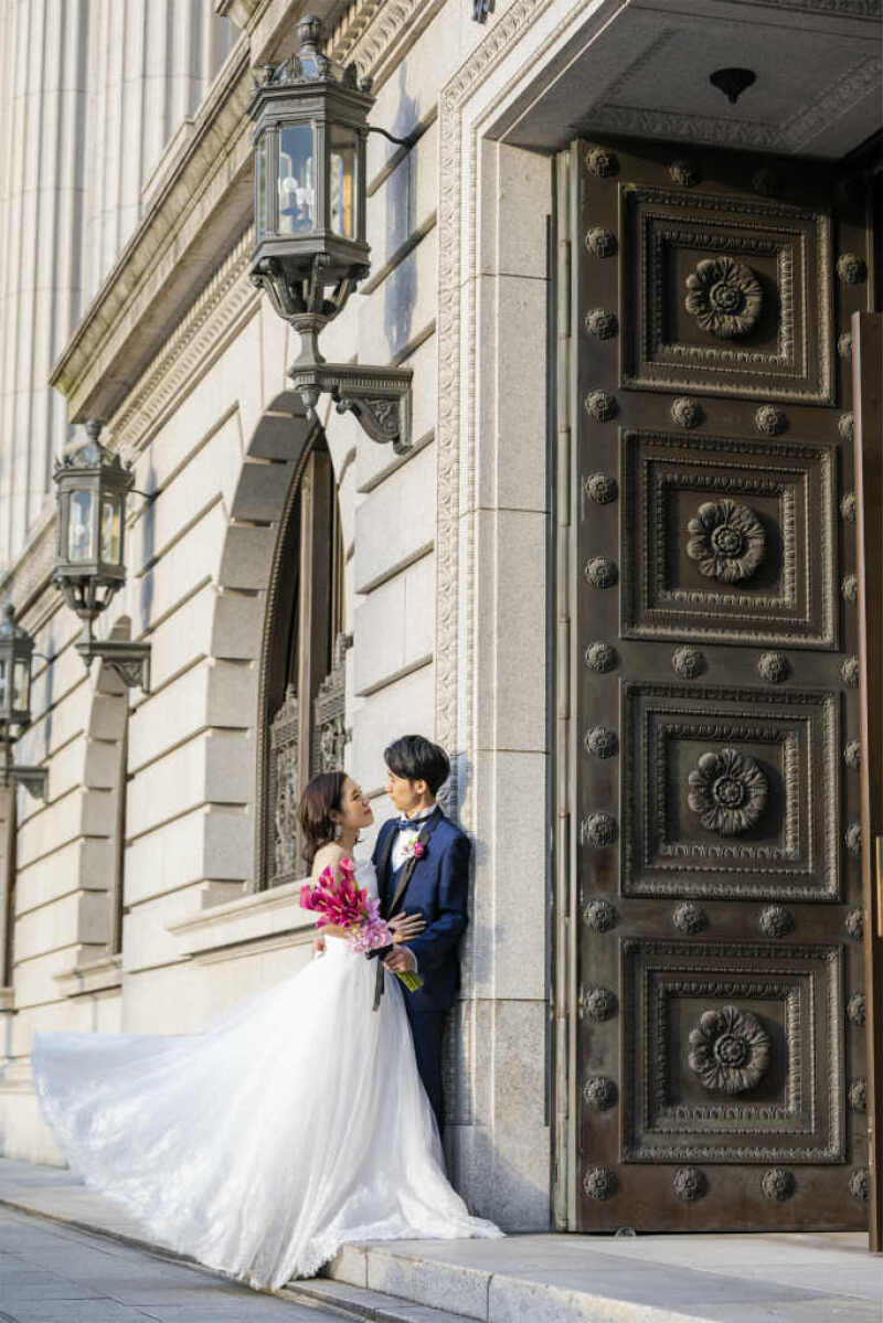 明治安田生命ビルでドレスをなびかせて