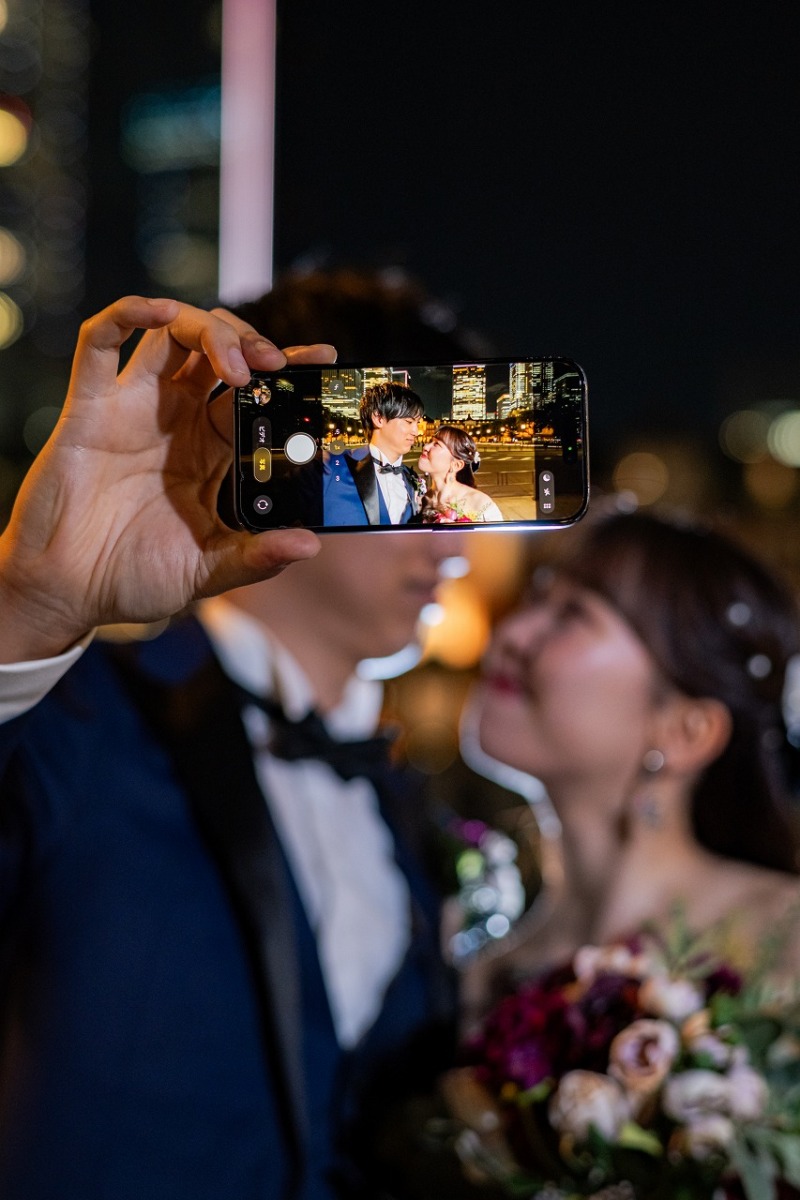 スマートフォン越しに映る、ありのままの可愛い笑顔