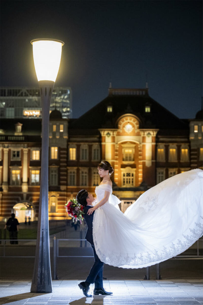 東京駅前で抱っこショット!