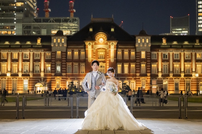 東京駅の真ん中で組ショット