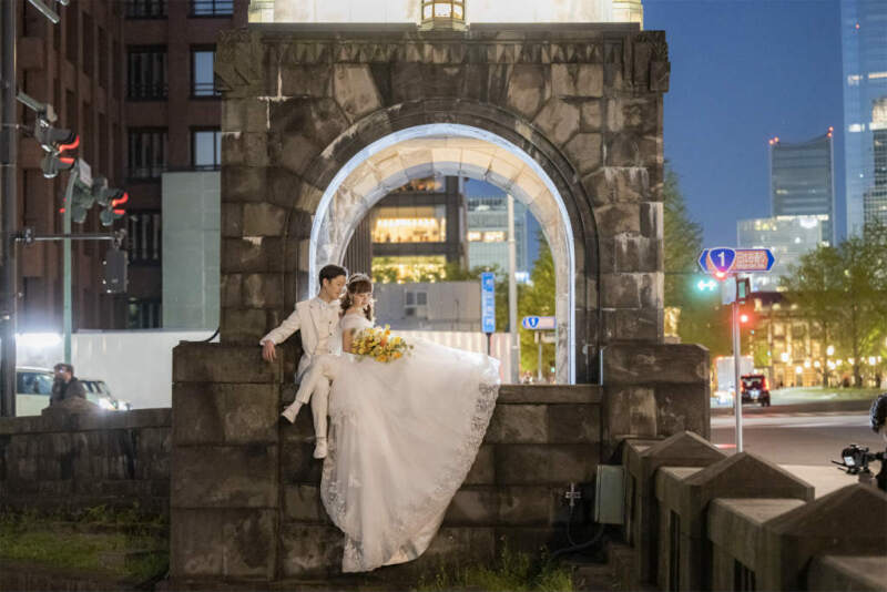 和田倉門に腰掛けるロマンチックなショット