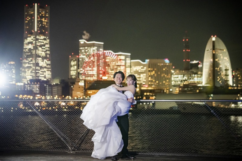 横浜の街をバックにお姫様だっこ♡