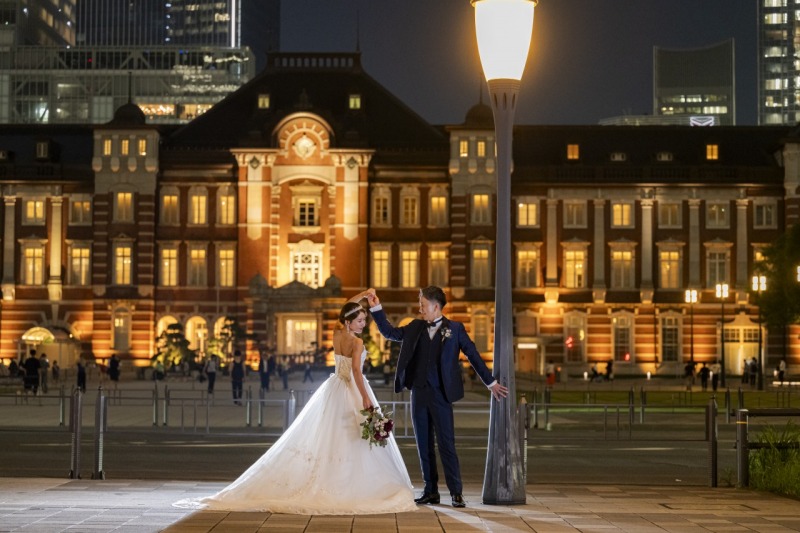 東京駅を背に、手を取りくるりと回るご新婦様