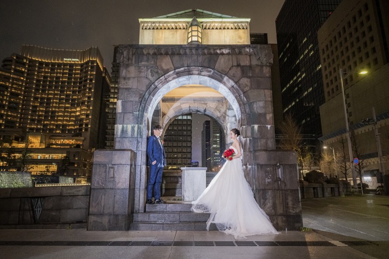 スタイリッシュな立ち姿を和田倉門で