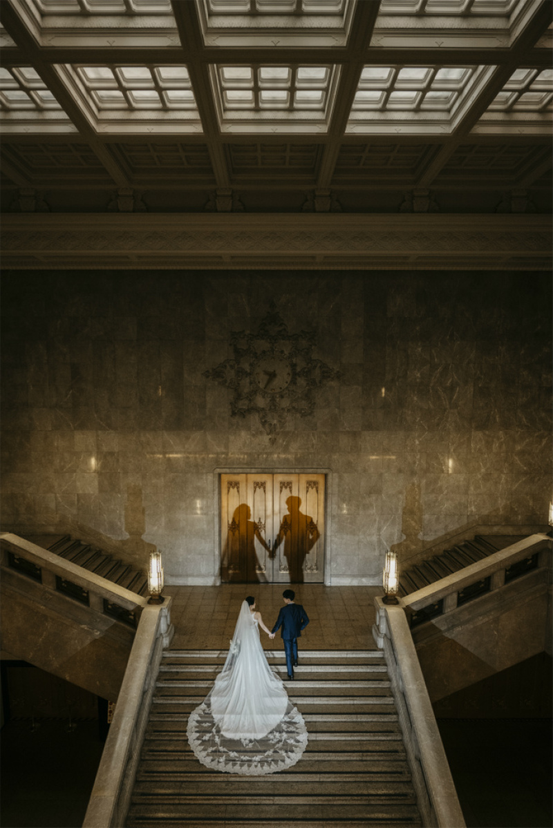 階段から扉へ伸びるシルエットショット!