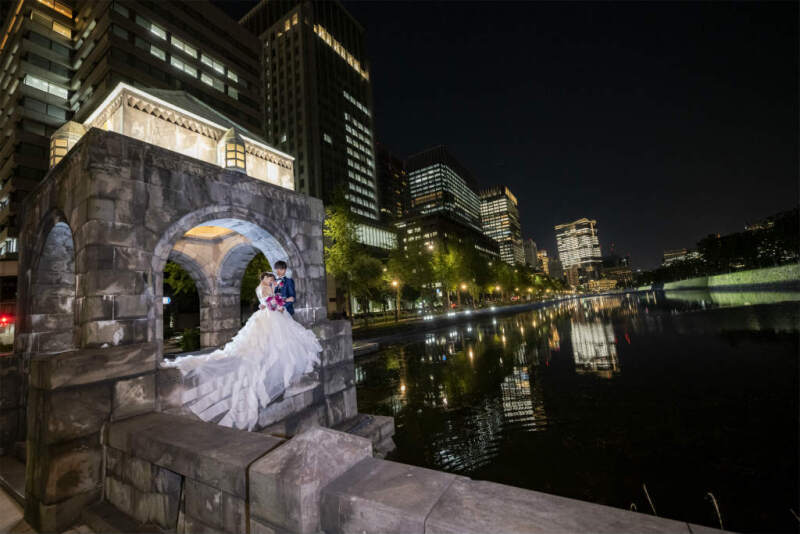 和田倉門と水面に映る鮮やかな街並み