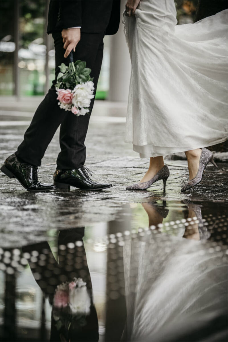 水たまりに映る足元ショット