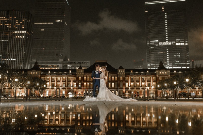 東京駅前でリフレクションショット