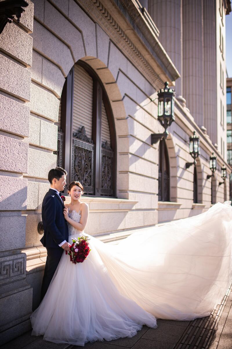 ドレスをなびかせて