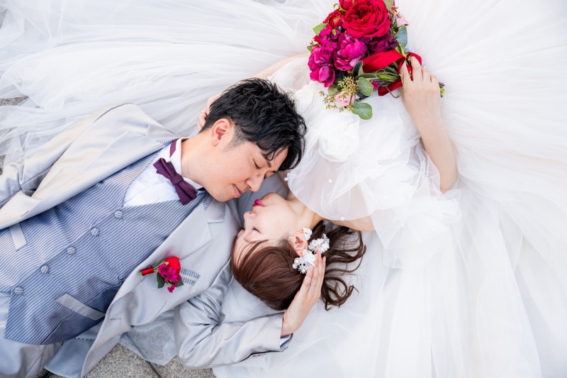 ふんわりと広がるドレスに寄り添う寝ころびショット