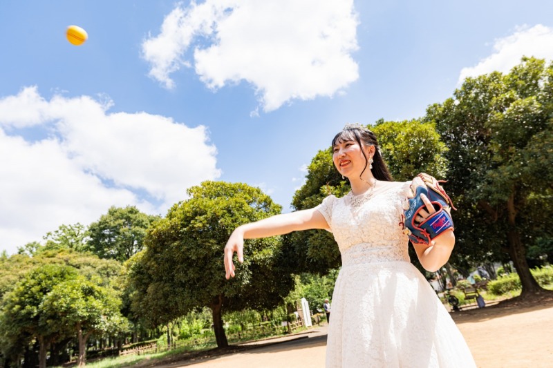 ご新婦様もグローブを持って一緒に野球を楽しむ一枚