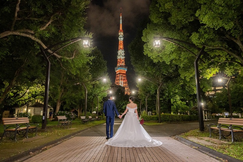 光る夜の、東京タワーへと続く道をおふたりで歩いて