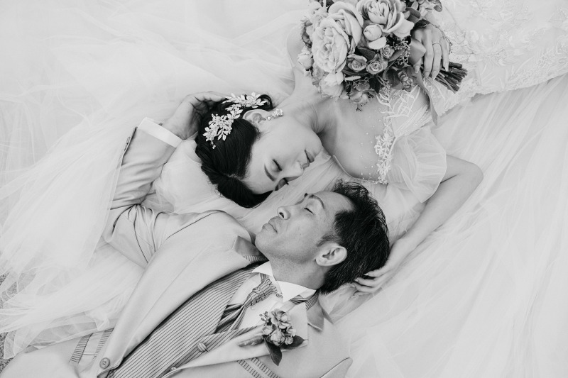 おしゃれな寝ころびショット