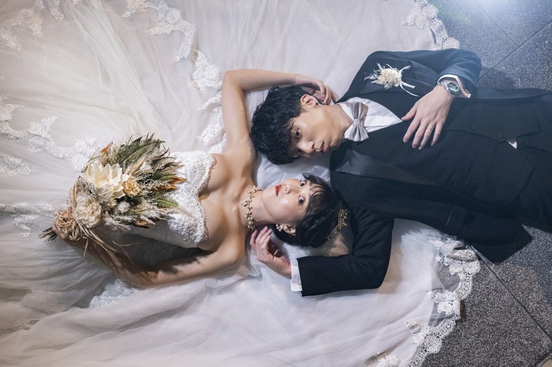 寝転びショットで大人の美しさを…