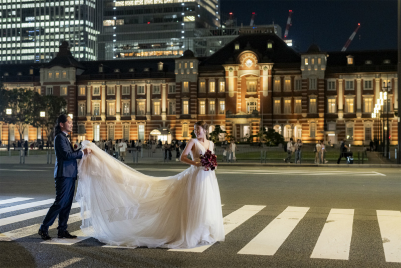 東京駅でウォーキングショット