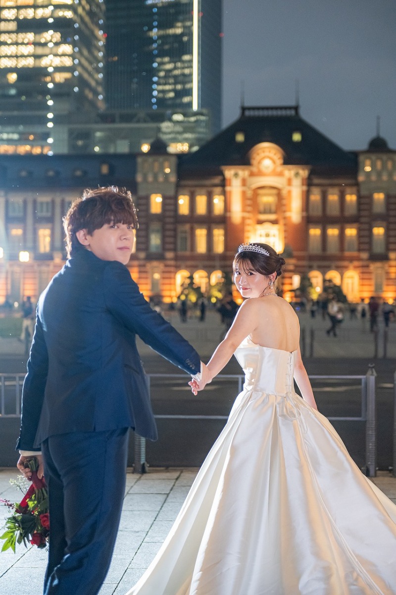 手をつないで振り返る夜の東京駅フォト