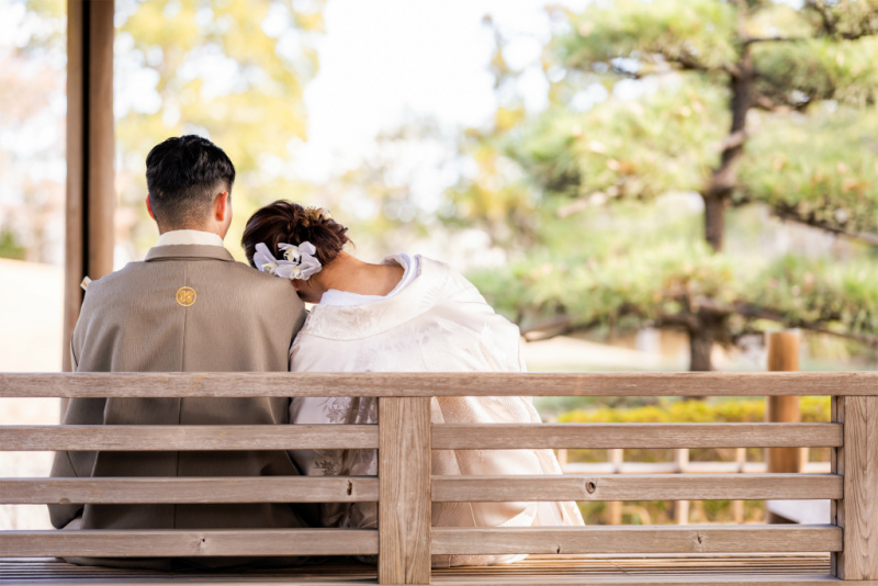 ご新郎様の肩によりかかるご新婦様♡