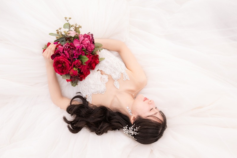 ドレスに包まれて残す幻想的なご新婦様ソロショット