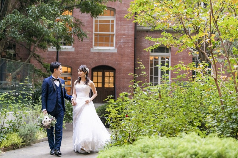 庭園内を歩きながら