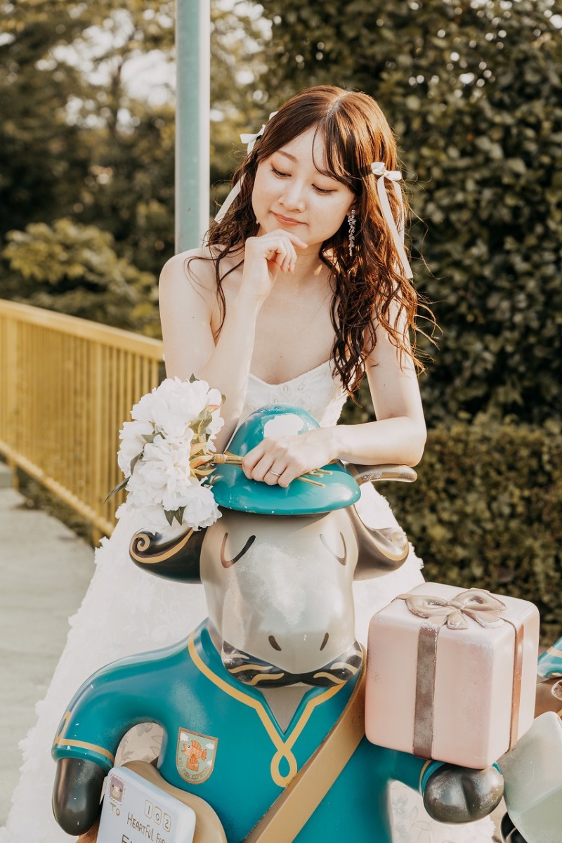 乗り物に座って、少し雰囲気を変えたご新婦様を撮影