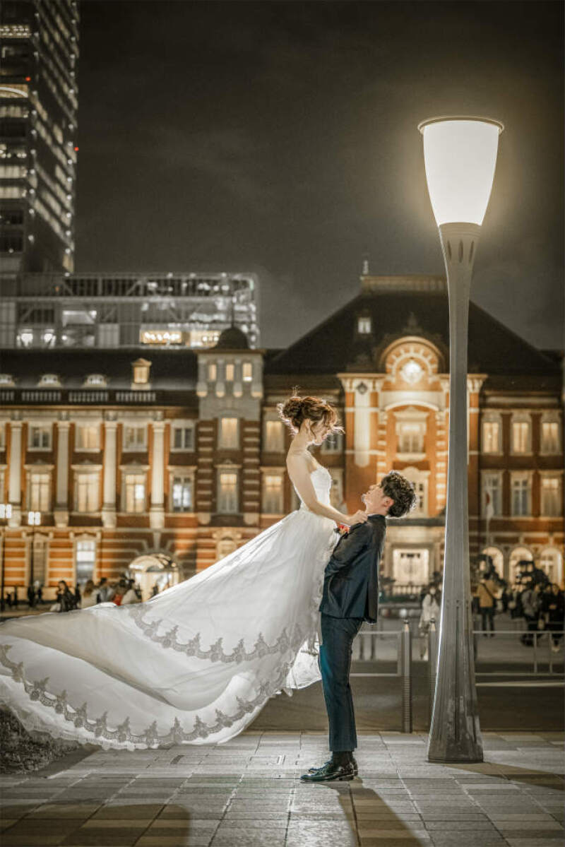 東京駅でドラマチックな抱っこショット