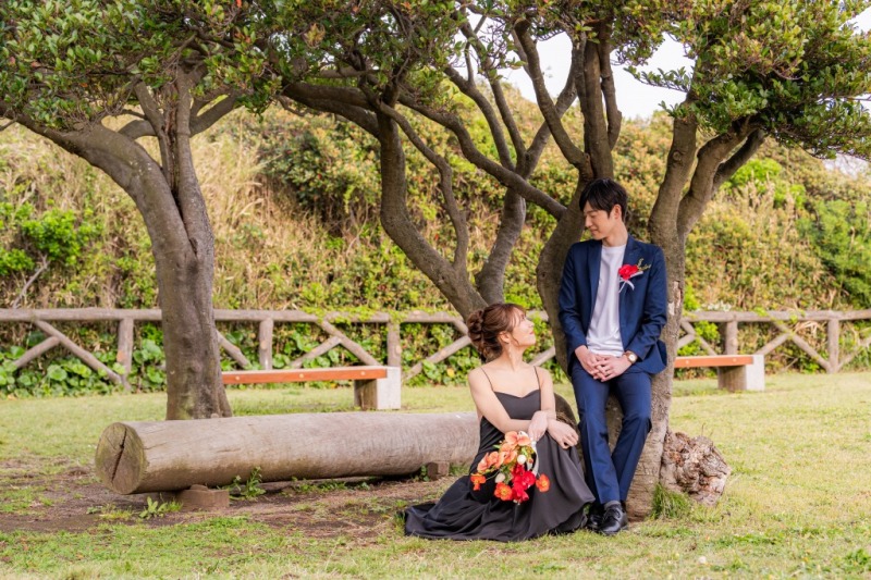 まずは木に腰掛けて♡