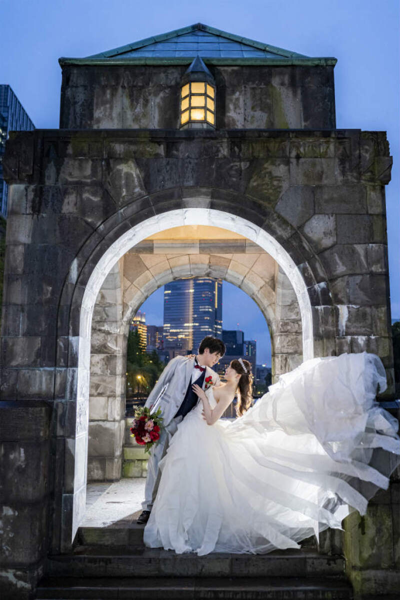 和田倉門でドレスをファサッと☆