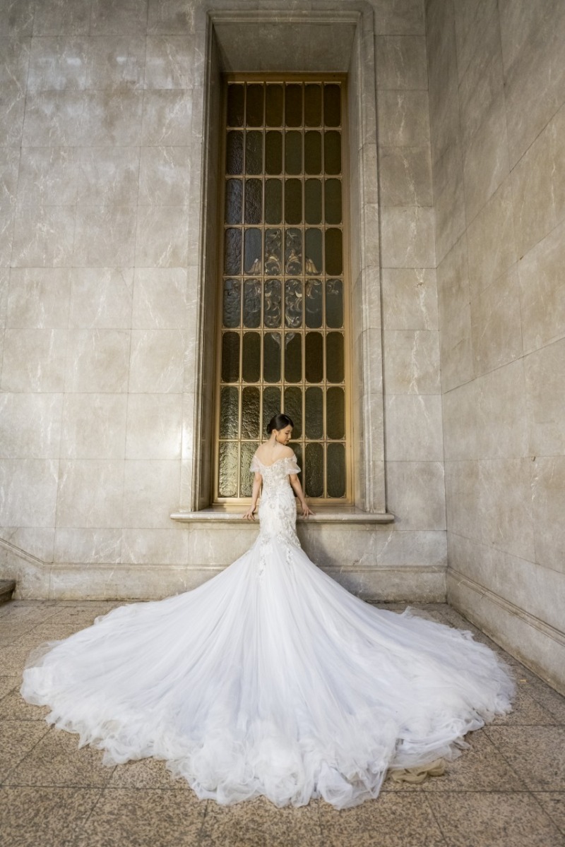 窓辺でロングトレーンを広げて...