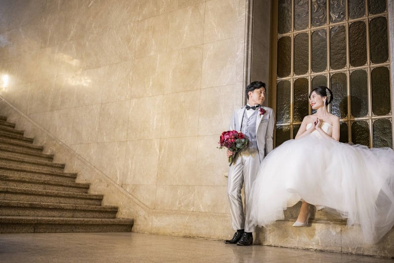 ステンドグラスの前で優雅な1枚を