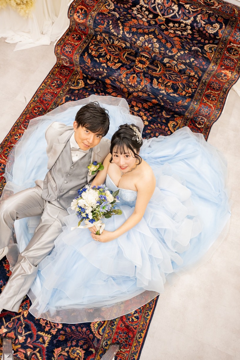 ハート型に広げたドレスの上でお座りショットを撮影