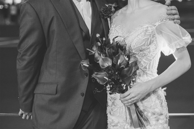 お顔を写さないモノクロのショット