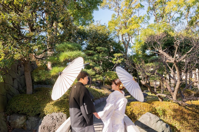 自然に囲まれた庭園で残す和装の記念写真