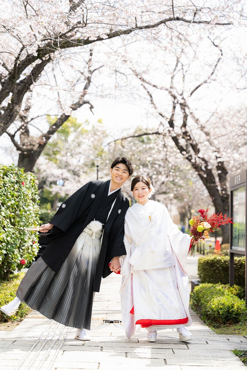 桜並木の中で笑顔あふれる和装フォト