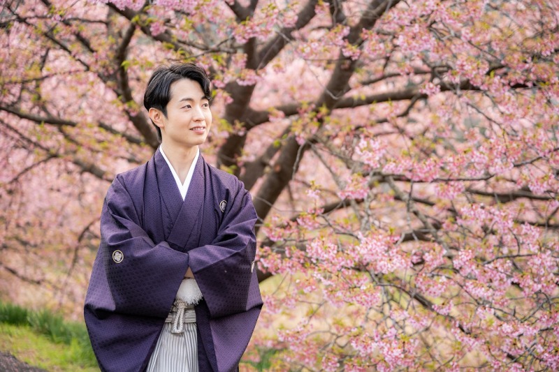 河津桜に包まれた紋付袴の穏やかな佇まい