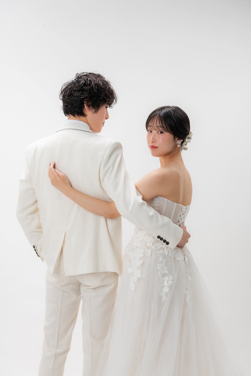 振り返る視線が印象的な白ホリフォト