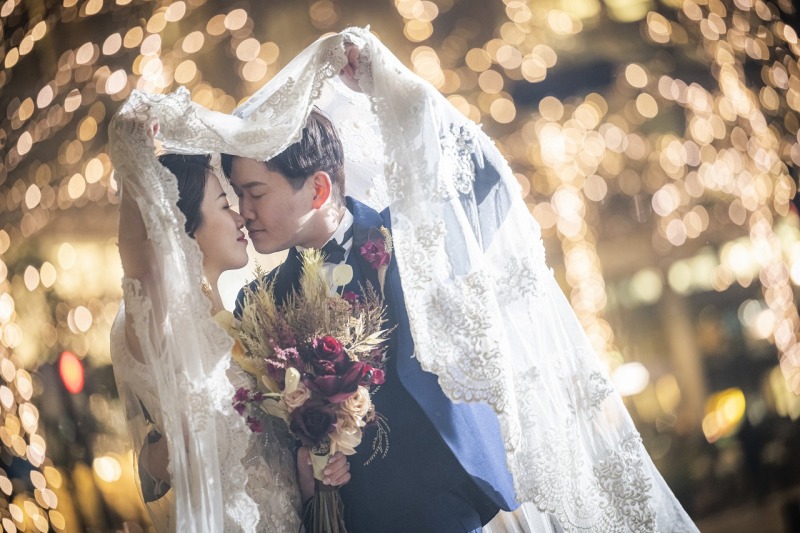 イルミネーションとベールに包まれてお鼻こつん♡