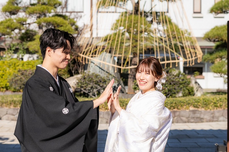 和装姿で笑顔あふれるハイタッチショット