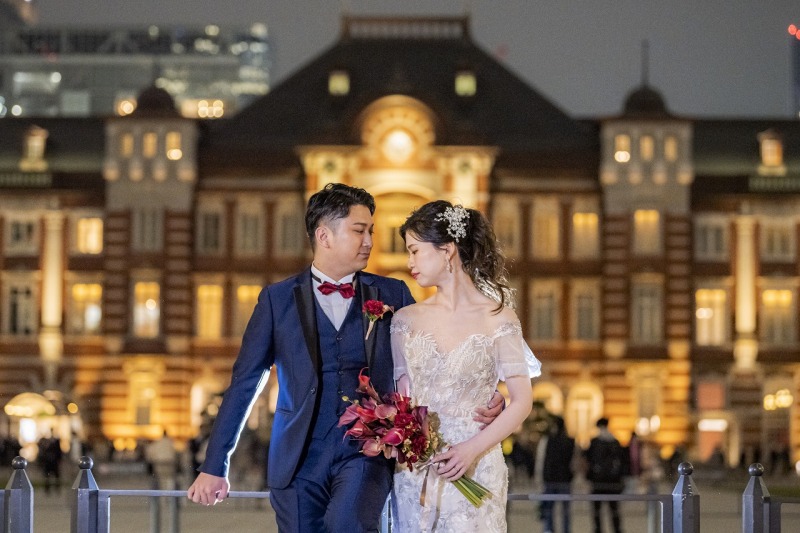 ライトアップされた東京駅前で