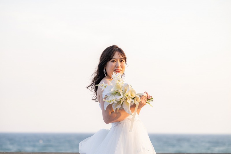 海のやさしい光に包まれたご新婦様のソロショット♡