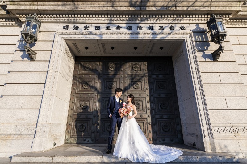 明治安田生命ビル前で