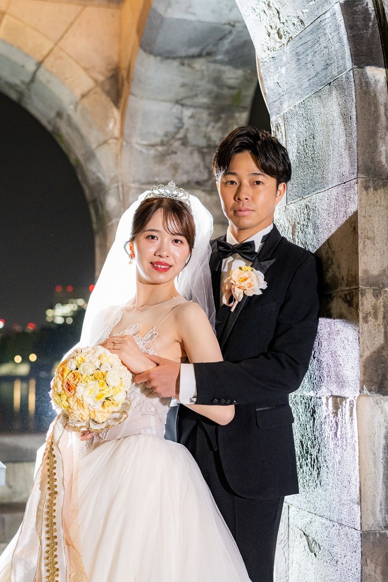 和田倉門で寄り添うおふたりのショット