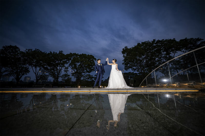 和田倉噴水公園で踊るようなリフレクションショット