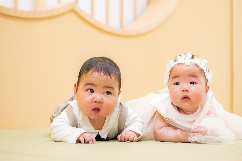 並んでうつ伏せになった双子ちゃんフォト