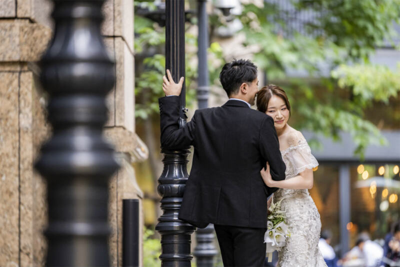 ご新郎様に寄りかかって