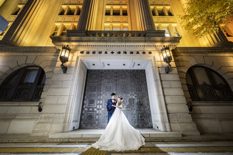 明治安田生命ビル前で