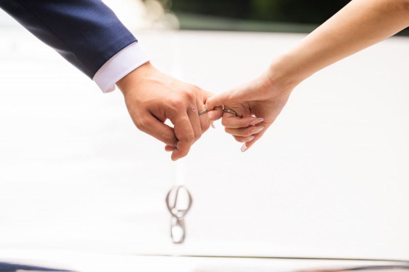 エンブレムを背景に