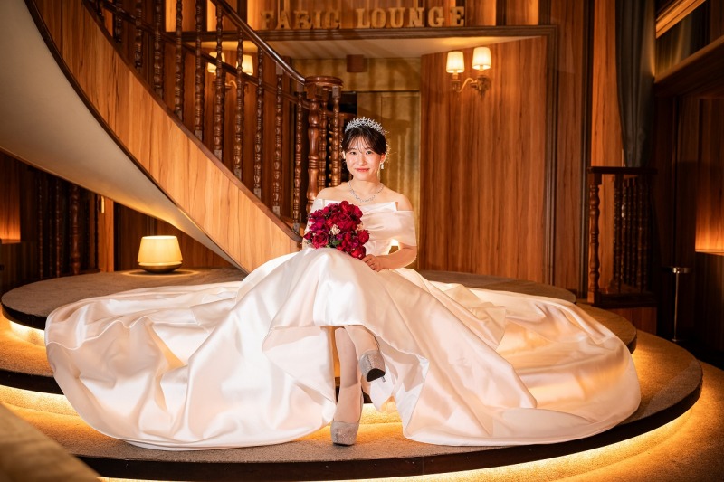 ドレスをふわっと広げたご新婦様座りのソロショット