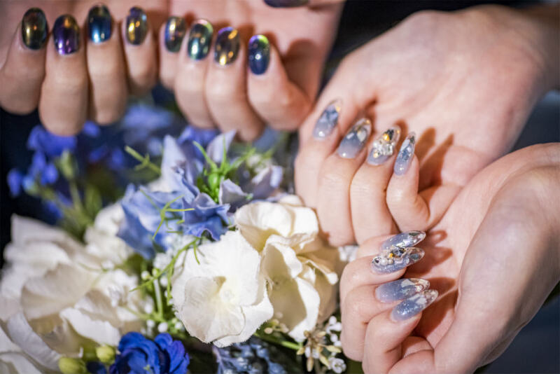 ネイルが煌めくお手元のショット