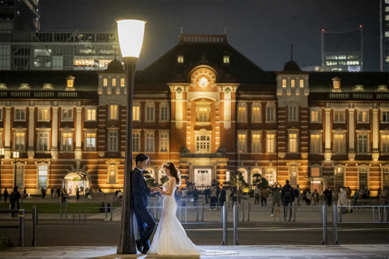 東京駅前でドラマティックなエスコートショットを